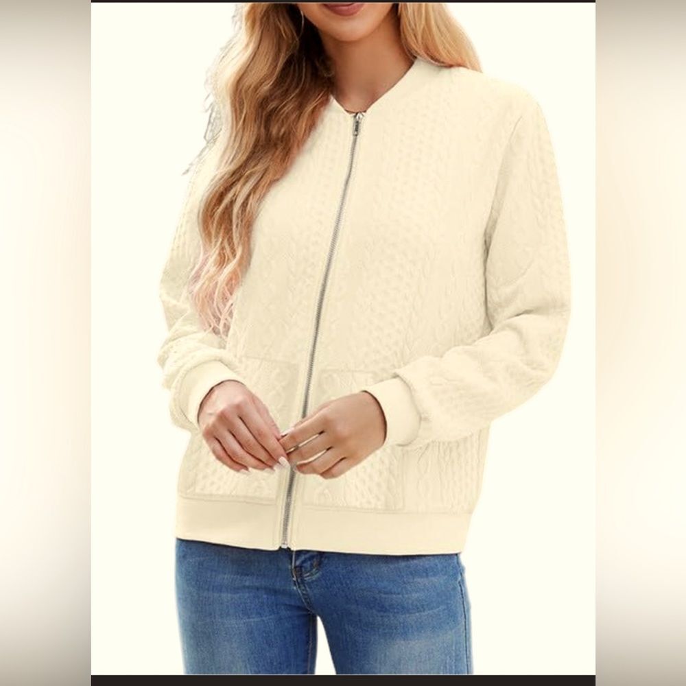 Women’s textured knit bomber jacket. M